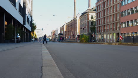 Autos-Fahren-Mit-Sirene-Und-Blaulicht-Von-Der-Straße-Ab,-Um-Vorbeifahrenden-Krankenwagen-Den-Weg-Freizumachen