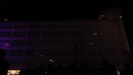 Erstaunliche-3D-Lichtshow-An-Der-Außenwand-Des-Gebäudes-Bei-Der-Glow-Veranstaltung-In-Eindhoven