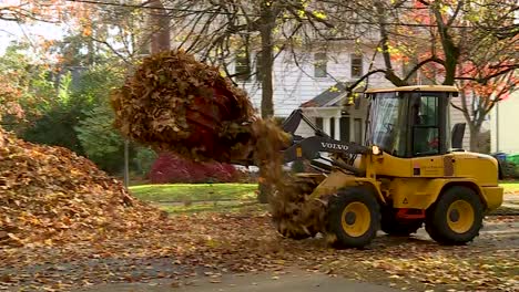 Bulldozer-Recogiendo-Hojas-Y-Las-Pone-En-Un-Camión-Volquete