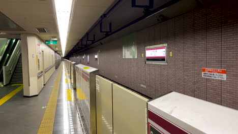 Toma-De-Gran-Angular-De-La-Plataforma-De-Tren-De-La-Estación-De-Metro-Nishi-Shinjuku-Vacía