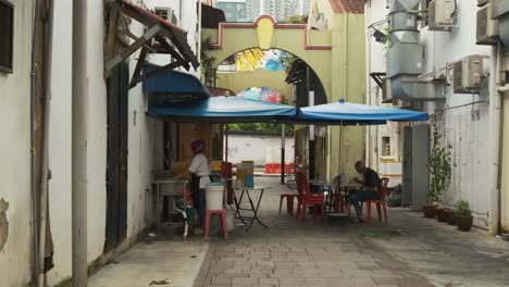 Weitwinkelaufnahme-Eines-Kleinen-Cafés-In-Johor-Bahru,-Malaysia-In-Einer-Gasse-An-Bewölkten-Tagen