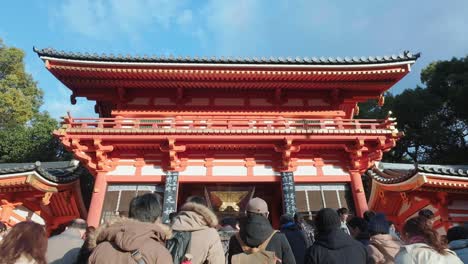 Menschen,-Die-Zur-Neujahrsfeier-In-Kyoto-Die-Stufen-Zum-Yasaka-Schrein-Hinaufgehen