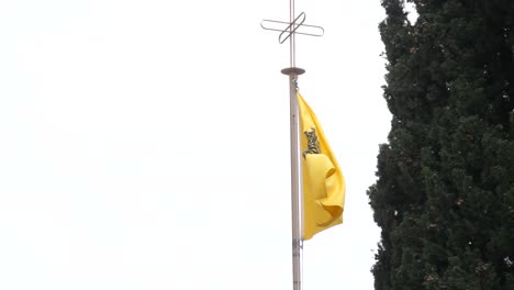 águila-De-Dos-Cabezas-Bandera-Emblema-De-La-Iglesia-Ortodoxa-Griega-Que-Sopla-En-La-Brisa