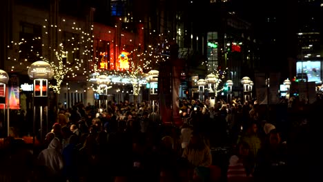 Crowd-walking-in-the-16th-street-of-Denver