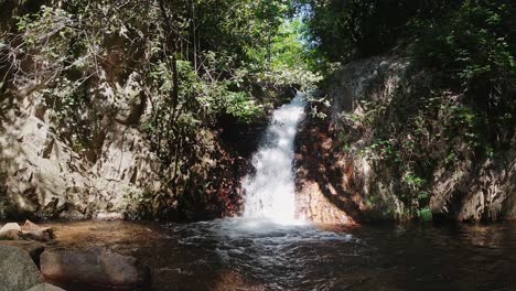 Ruhige-Wasserfälle-Entlang-Des-Flusses-Riells-In-Katalonien,-Spanien