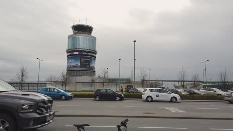 Langsames-Kippen-Vom-Fahrrad-Auf-Der-Straße-Zum-Kontrollturm-Des-Flughafens-Graz