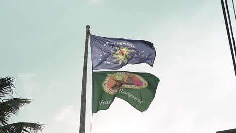 Fahnenmast-Mit-Key-West-Und-Flagge-Der-Conch-Republic,-Die-An-Einem-Bewölkten-Tag-Weht