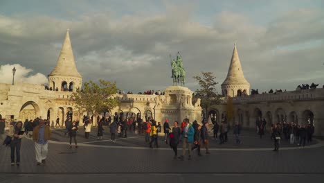 Touristen-Besichtigen-Gemütlich-Die-Fischerbastei-In-Budapest,-Ungarn-–-Weitwinkelaufnahme
