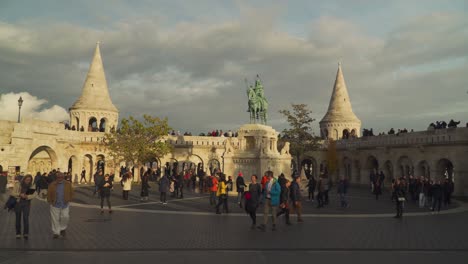 Turistas-Haciendo-Turismo-Tranquilamente-En-El-Bastión-De-Los-Pescadores-En-Budapest,-Hungría---Plano-General