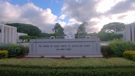 Monumento-Con-Una-Inscripción-En-La-Entrada-Del-Templo-Laie-Hawaii