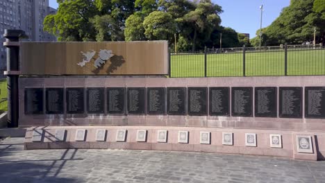 Aerial-of-the-Monument-to-the-Fallen-in-the-Falklands-in-Plaza-San-Martin,-Buenos-Aires