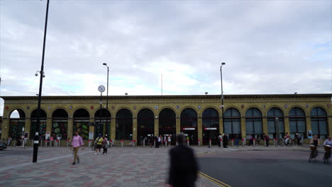 Cambridge,-Inglaterra,-Circa:-Timelapse-Estación-De-Cambridge-En-La-Ciudad-De-Cambridge,-Reino-Unido