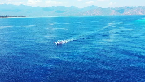 Tourenboot-Segelt-über-Das-Blaue-Meer-Zu-Wunderschönen-Zielen-Auf-Tropischen-Inseln-Mit-Unberührten-Exotischen-Stränden-In-Indonesien