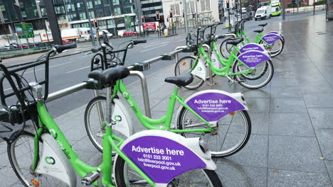 Liverpool-Citybikes-Stehen-Zum-Mieten-Bereit,-Stadttransport-Auf-Umweltfreundliche-Und-Schnelle-Weise