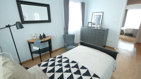 Gemütliches-Schwarz-weißes-Schlafzimmer-Mit-Einzelbett,-Dekoriert-Mit-Stilvollen-Möbeln