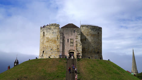 York,-Inglaterra,-Circa:-Clifford&#39;s-Tower,-Un-Castillo-Histórico-En-York,-Inglaterra,-Reino-Unido