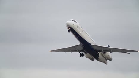 Delta-Passagierflugzeug-Startet-An-Einem-Kalten-Nachmittag-Am-Internationalen-Flughafen-Minneapolis-Saint-Paul