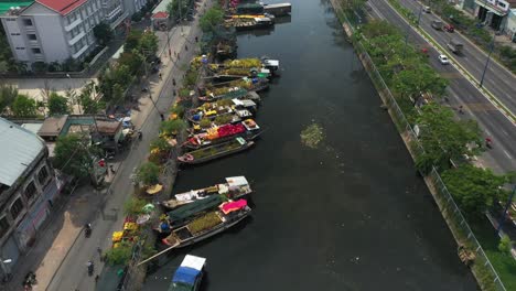 Luftaufnahme-Des-Kanals-Und-Des-Schwimmenden-Blumenmarktes-In-Saigon-Oder-Ho-Chi-Minh-Stadt-In-Vietnam