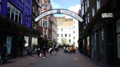 Londres,-Inglaterra,-Alrededor-De:-Calle-Comercial-Timelapse-En-Carnaby-Street-En-Londres,-Reino-Unido