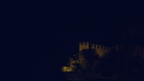 Die-Schöne-Aussicht-Auf-Die-Burg-In-Leiria,-Portugal-Während-Der-Nacht-–-Weite-Schwenk