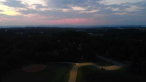 4.-Juli-Feuerwerk-Sonnenuntergang-Berge-Woodstock-Cherokee-County-Georgia-Luftdrohne
