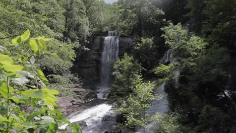 South-Carolina-Schöner-Wasserfall-Im-Wald