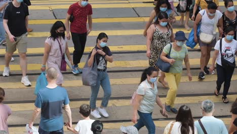 Hongkong---5.-Juli-2020:-Zeitlupe-Einer-Menschenmenge,-Die-In-Hongkong-Medizinische-Gesichtsmasken-Trägt