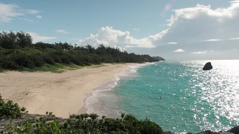 Warwick-Long-Bay-Beach-Ist-Einer-Der-Längsten-Strände-Auf-Der-Insel-Bermuda