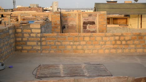 Un-Niño-Montando-Su-Bicicleta-En-La-Terraza-De-Su-Casa-Durante-El-Brote-Pandémico-Del-Virus-De-La-Corona-Covid-19