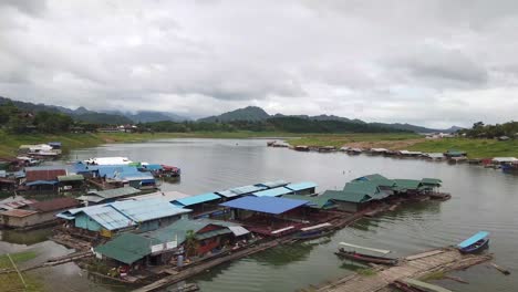Las-Imágenes-De-La-Atmósfera-Del-Puente-Mon-En-Sangklaburi,-Provincia-De-Kanchanaburi,-Tailandia