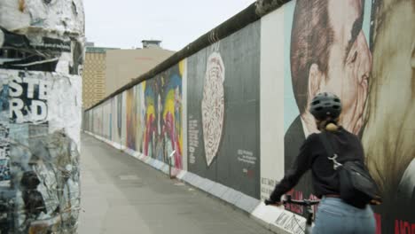 Zeitlupe-Einer-Frau-Auf-Dem-Fahrrad-An-Der-East-Side-Gallery-An-Der-Berliner-Mauer