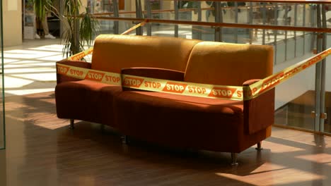 Couch-Im-Einkaufszentrum-Während-Der-Quarantäne-Mit-Klebeband-Eingezäunt