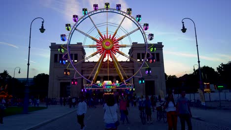 Beleuchtetes-Riesenrad-Dreht-Sich-Nachts-Auf-Dem-Festival