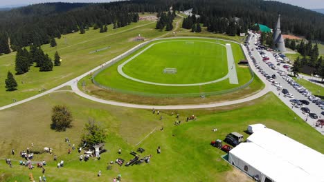 Hotel-Resort-Deportivo-En-Eslovenia-Con-Remonte,-Pista-De-Bombas-Para-Bicicletas-Y-Campo-De-Fútbol-Con-Gente-En-Un-Día-Soleado,-Tiro-Aéreo