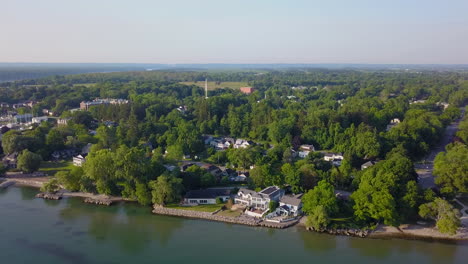 Aerial-view-of-an-idyllic-small-town-waterfront-on-a-sunny,-summer-day