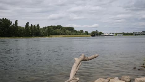 Schiff-Auf-Dem-Rhein