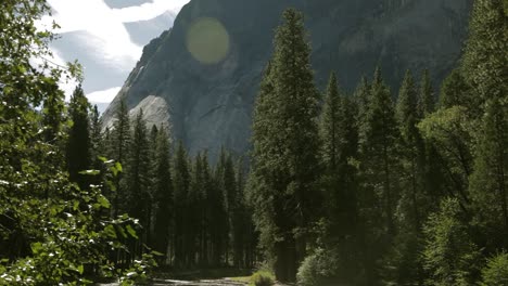 Herrlicher-Blick-Auf-Die-Berge-Und-Klippen-Von-Yosemite-Vom-Merced-River-Aus
