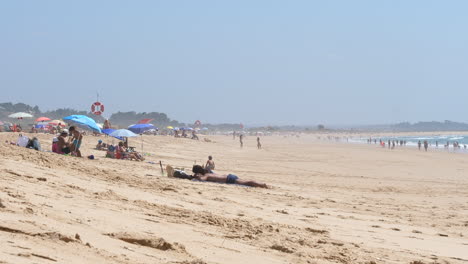 Gente-Disfrutando-De-La-Playa-En-Un-Día-Soleado-Durante-El-Período-Pandémico