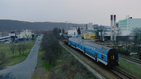 Vista-Aérea-Del-Tren-De-Pasajeros-Que-Viaja-En-Praga,-República-Checa