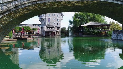 Weitwinkel-Dolly-In-Drohnenaufnahme-Der-Brücke-Und-Des-Hotels-Pirg-Im-Ethno-Dorf-Stanisici-Tagsüber