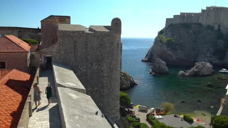 Toma-De-Pile-Bay-Y-El-Muro-Alrededor-Del-Casco-Antiguo-De-Dubrovnik-Con-Muy-Pocas-Personas-Debido-A-Los-Tiempos-De-Covid