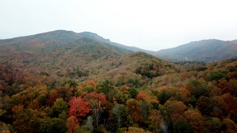 Herbstfarben-Am-Grandfather-Mountain-NC,-Grandfather-Mountain-North-Carolina-In-4K-Luftaufnahme