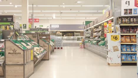 Desolate,-Eingeschränkte-Supermarkt-Corona-Virus-Panik,-Kaufende-Käufer,-Ladenregale