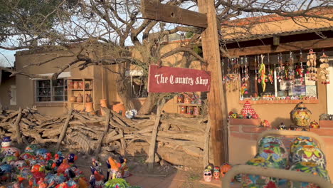 La-Tienda-De-Campo-En-Tubac,-Arizona,-Ofrece-Coloridas-Alfarerías-Y-Cerámicas-Hechas-A-Mano