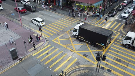 Gente-Cruzando-La-Calle-En-El-Centro-De-Hong-Kong,-Vista-Aérea