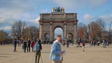 Dolly-Fotografierte-Nach-Links-Menschen,-Die-Das-Wahrzeichen-Arc-De-Triomphe-Du-Carrousel-Genießen