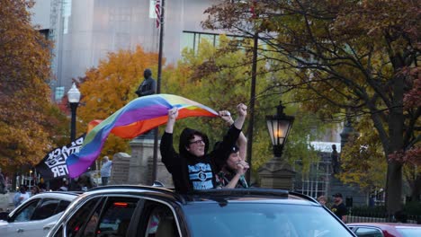 Regenbogenfahne,-Gehalten-Von-Zwei-Personen-In-Einem-Auto-Bei-Der-Wahlfeier-In-Biden-–-Columbus,-Ohio