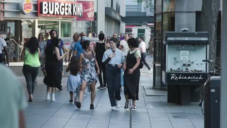 Grupo-De-Amigos-Caminando-En-La-Calle-Comercial-De-Rotterdam-Rodeados-De-Gente