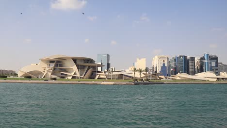 Das-Nationalmuseum-Von-Katar-Ist-Eine-Neue-Touristenattraktion-In-Katars-Hauptstadt-Doha.-Es-Ist-Berühmt-Für-Sein-Einzigartiges-Architektonisches-Design,-Das-Auf-Dessertrosen-Basiert