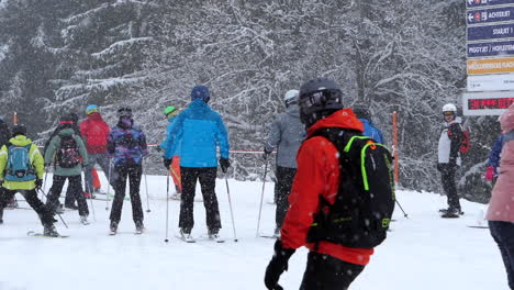 Menschen-Mit-Skiern-Im-Skigebiet.-Handheld,-Slomo